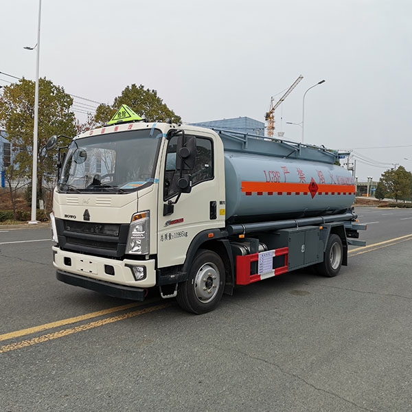 張家港國六9.6方重汽豪沃運油車