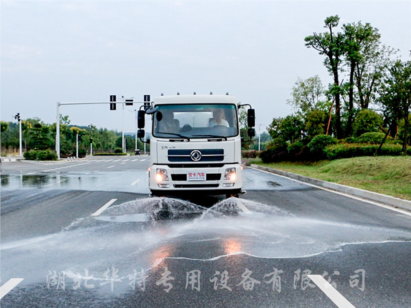 灑水車灑水作業(yè)