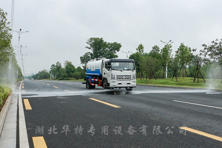 灑水車道路灑水作業(yè)